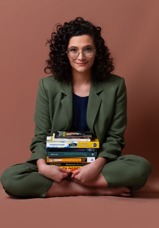 Dra. Flora Vieira com livros de saúde mental
